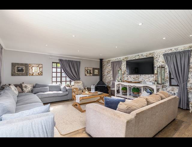 6 BEDROOM FREEHOLD FOR SALE IN FLAMINGO VLEI
